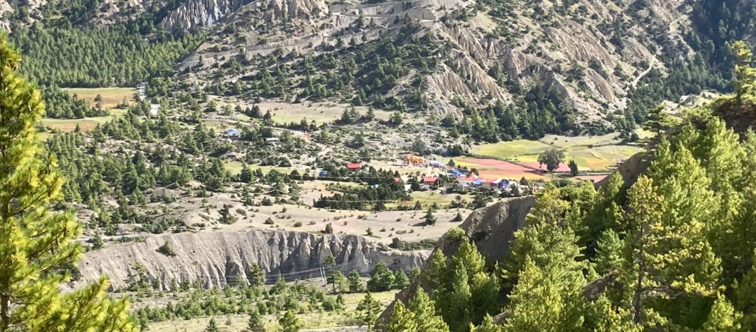 瑪南山谷：侵蝕崖壁下的田地與林地